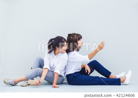 Young Asian women enjoy taking their selfies 42124606