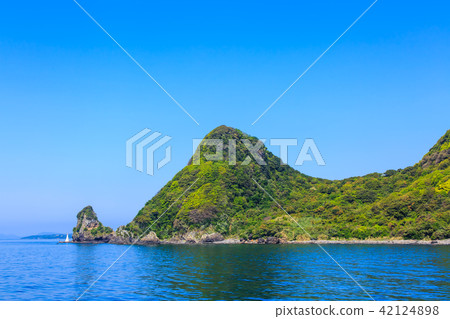 From the ferry to Kuroshima Takashima: View of Bandake and Ushigasaki [Sasebo City, Nagasaki Prefecture] 42124898