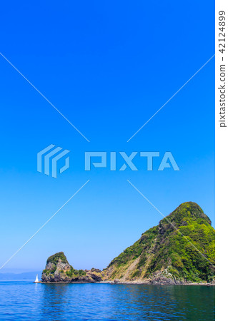From the ferry to Kuroshima Takashima: View of Bandake and Ushigasaki [Sasebo City, Nagasaki Prefecture] 42124899