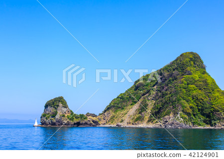 From the ferry to Kuroshima Takashima: View of Bandake and Ushigasaki [Sasebo City, Nagasaki Prefecture] 42124901