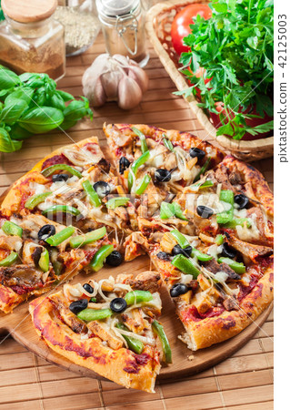 Spicy pizza with chicken gyros 42125003