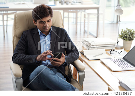 Businessman answering text messages 42128457
