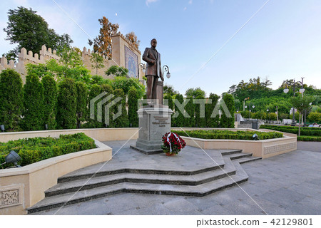 Monument to Heydar Aliyev against the background o Monument to Heydar Aliyev against the background o 42129801