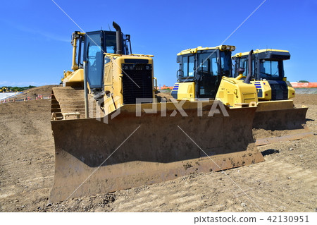 推土機在土木工程施工現場排隊 42130951
