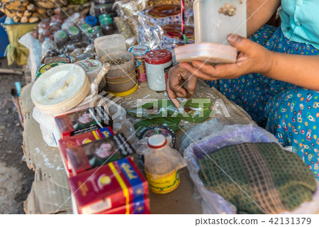 Make chewing gum culture (Gwyn) in Myanmar market Make chewing gum culture (Gwyn) in Myanmar market 42131379