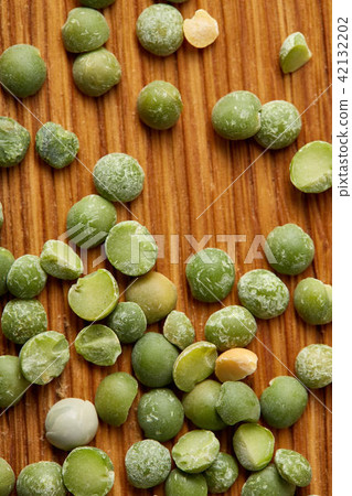 Green peas on rustic wooden background, close-up, top view, selective focus. 42132202