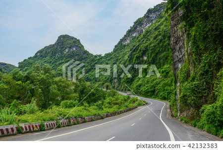 Mountain road in Northern Vietnam 42132383