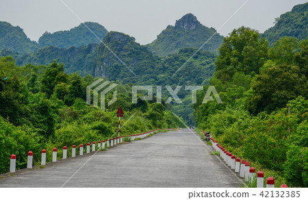Mountain road in Northern Vietnam 42132385