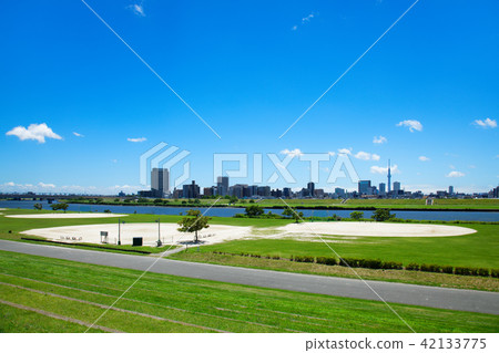 The river hand spreading the blue sky residential area and Tokyo sky tree 42133775