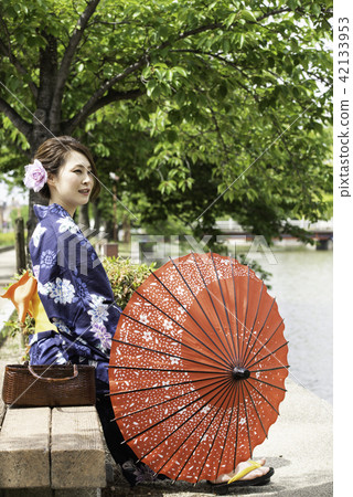 A woman with a umbrella and a yukata A woman with a umbrella and a yukata 42133953