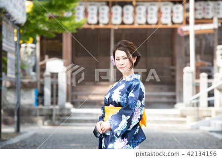 浴衣婦女和神社 浴衣婦女和神社 42134156