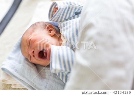 Newborn crying 42134189