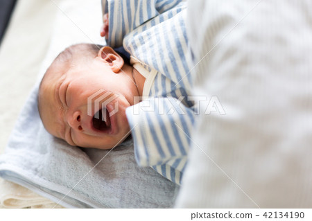 Newborn crying 42134190
