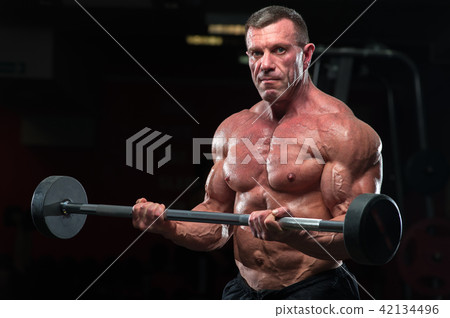 Strong mature bodybulding man in the gym 42134496