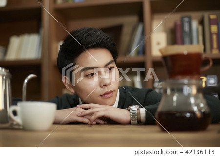Men, men, lifestyle, everyday, coffee, barista, profession, hobby Men, men, lifestyle, everyday, coffee, barista, profession, hobby 42136113
