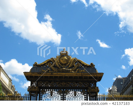 Paris: Gate of Notre Dame Cathedral 42137183