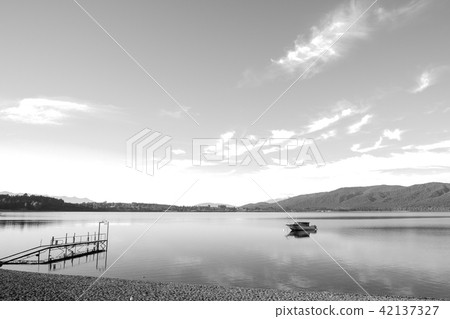 [Monochrome] Lake Te Anau 42137327