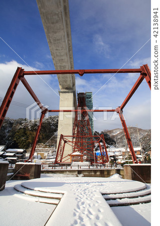 剩餘橋(剩餘鐵橋)“天空站”和剩餘漁村“薩寧海岸地質公園”“薩寧海岸國家公園”的冬季景觀 剩餘橋(剩餘鐵橋)“天空站”和剩餘漁村“薩寧海岸地質公園”“薩寧海岸國家公園”的冬季景觀 42138941