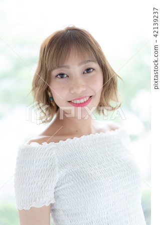 年輕女士的髮型 42139237