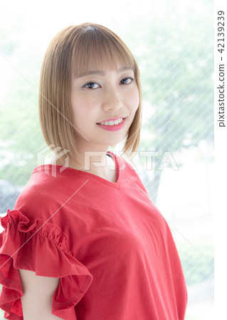 年輕女士的髮型 42139239