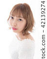 Young lady's hair style 42139274