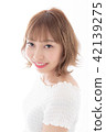 Young lady's hair style 42139275