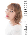 Young lady's hair style 42139276
