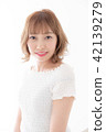 Young lady's hair style 42139279