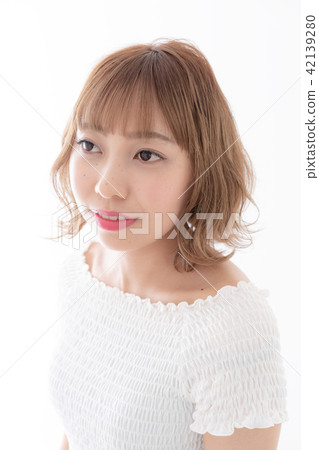 年輕女士的髮型 42139280