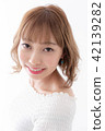Young lady's hair style 42139282
