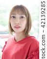 Young lady's hair style 42139285