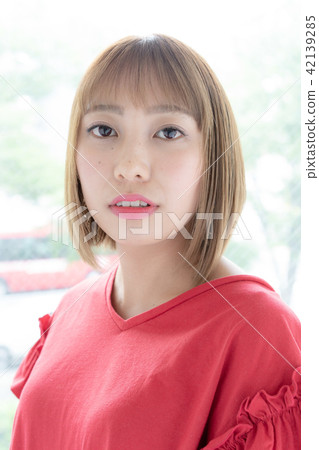年輕女士的髮型 42139285