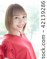 Young lady's hair style 42139286