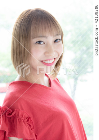 年輕女士的髮型 42139286