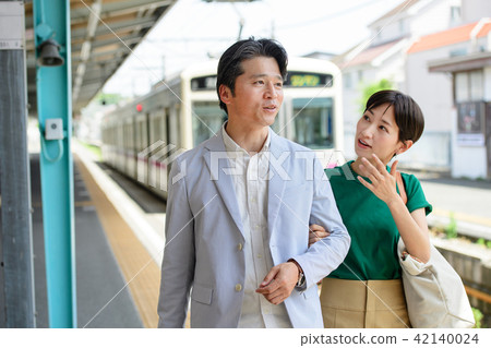 Middle couple traveling train station tourist image shooting cooperation: Keio Electric Railway Co., Ltd. Middle couple traveling train station tourist image shooting cooperation: Keio Electric Railway Co., Ltd. 42140024
