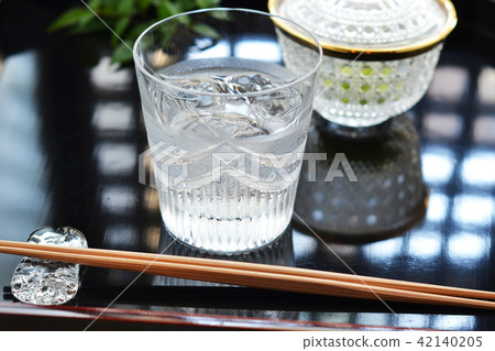 Drinking with lock 42140205