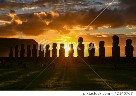 Moai復活節島Ah-Tongariki Asahi Dawn Moai復活節島Ah-Tongariki Asahi Dawn 42140767