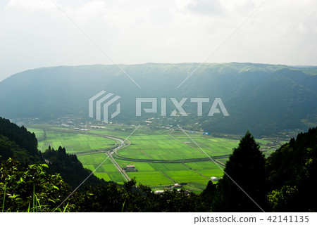 從城山天文台(Shiroyama Observatory)到宏偉的阿蘇環山(Aso Ring Mountain)。 從城山天文台(Shiroyama Observatory)到宏偉的阿蘇環山(Aso Ring Mountain)。 42141135