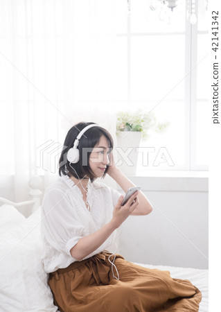 Girl listening to music 42141342