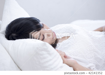 假日享受悠閒輕鬆時光的女孩 假日享受悠閒輕鬆時光的女孩 42141352