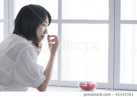 吃番茄的女孩 42141561