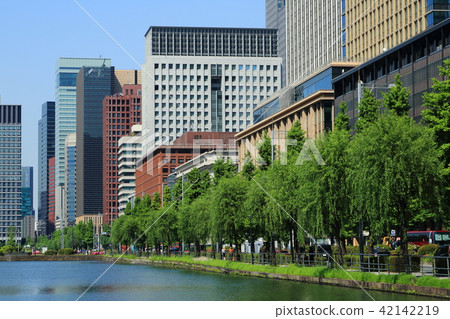 Downtown which continues from Marunouchi to Otemachi 42142219