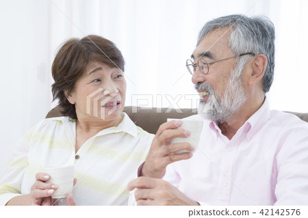 明亮的資深年齡圖像談話資深的夫婦，當喝茶時 42142576