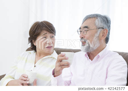 明亮的資深年齡圖像談話資深的夫婦，當喝茶時 42142577