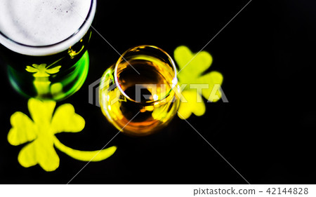 Single malt whiskey in a glass of tasting Single malt whiskey in a glass of tasting 42144828