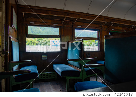 進入靜岡縣Oigawa Tetsudo Chisutei車站的SL火車客車內部 42145718