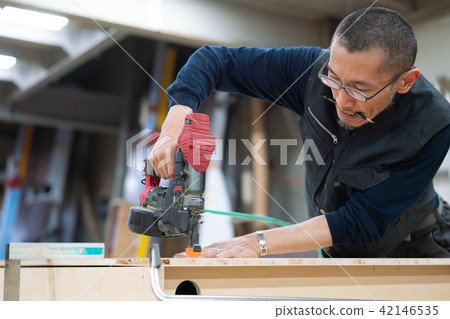 工廠工匠木匠指甲罷工工人 42146535