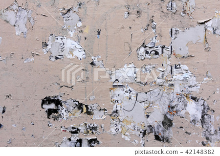 A retro wall with a sticky trace 42148382