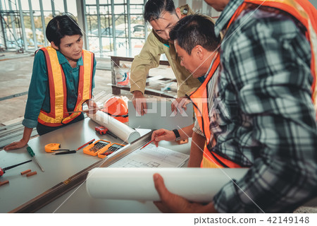 Engineering team discussing together  42149148