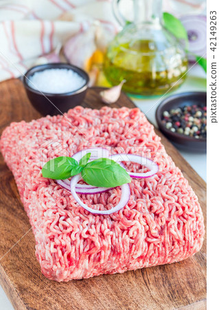 Minced meat from pork and beef with ingredients 42149263